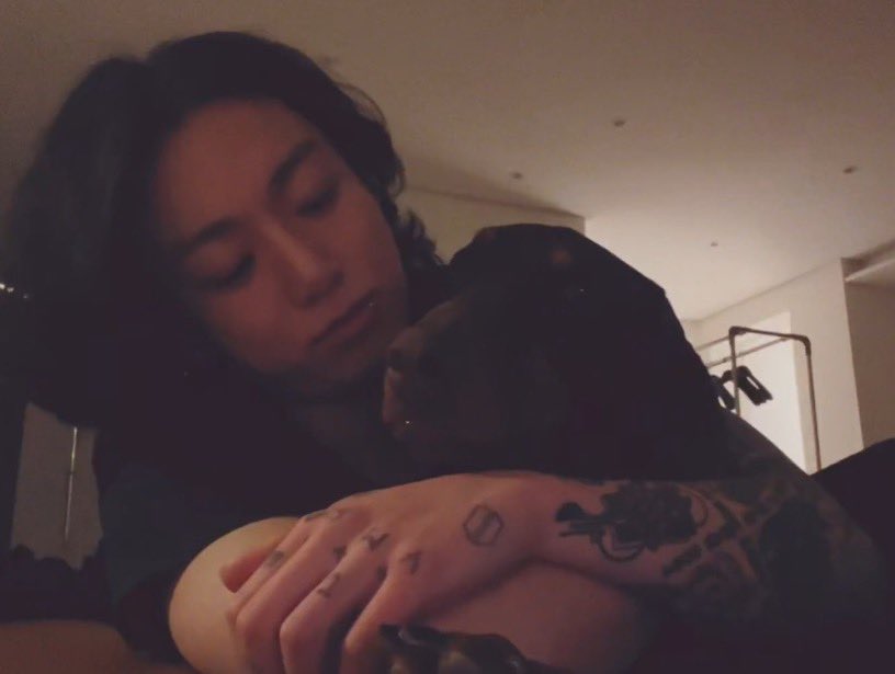 jjkgaIlery's tweet photo. the best dog dad award goes to jungkook 🥺 https://t.co/bfUrlWhRU9