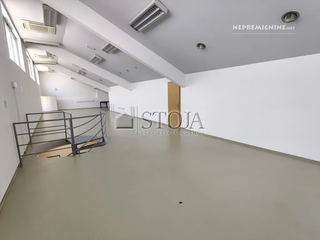 Mi z novim letom določene stvari outsourcamo in ne bomo več rabili tolk kvadrature. Če bi kdo imel fajn in pocen prostore v Stegnah v Lj, bodo na voljo takoj po novem letu. Lastnik je super fajn in nezatežen. Za več info sem na voljo. Delitev prinese manj megle v Ljubljani v