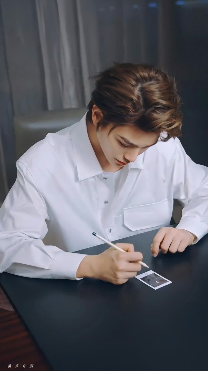 DingYuxi_0720's tweet photo. DingYuxi X Douyin🫘

XiaoDing with white tee is absolutely my fav look🥴

#ติงอวี่ซี #DingYuxi #丁禹兮 #정우혜
#Fansedit