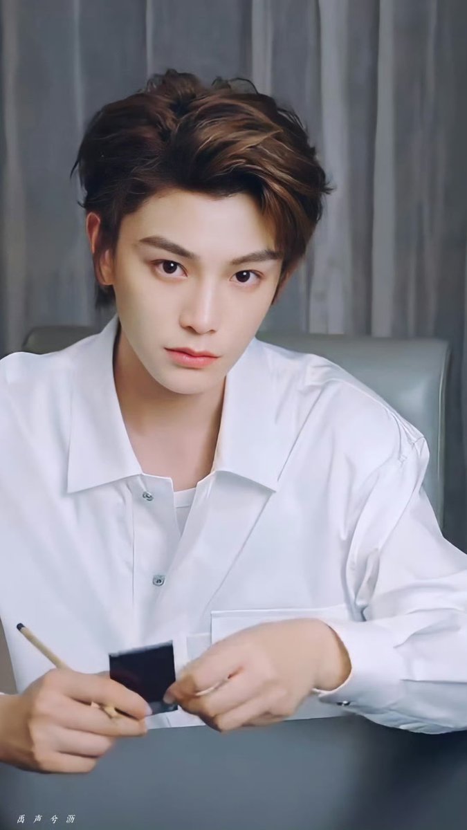DingYuxi_0720's tweet photo. DingYuxi X Douyin🫘

XiaoDing with white tee is absolutely my fav look🥴

#ติงอวี่ซี #DingYuxi #丁禹兮 #정우혜
#Fansedit