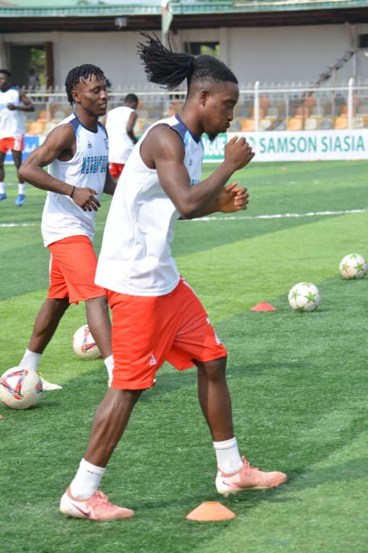 NigerTornadoes's tweet photo. The Ikon Allah Boys Getting Ready for Battle!

We go through the traditional pre-match warm-up, preparing for the highly anticipated Match Day 14 clash against Bayelsa United!

The energy is high, the focus is sharp!

#NPFL25 #BAYTOR #MD14 #WeAreIkonAllahBoys #PrideOfNigerlites https://t.co/Q5ftkjfHFx