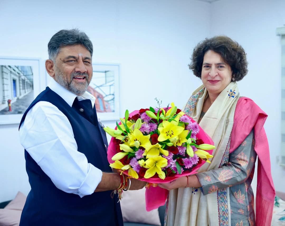 कर्नाटक के उपमुख्यमंत्री श्री <a href="/DKShivakumar/">DK Shivakumar</a>  ने कांग्रेस महासचिव श्रीमती <a href="/priyankagandhi/">Priyanka Gandhi Vadra</a>  जी से मुलाक़ात कर शुभकामनाएं दीं।

📍 नई दिल्ली