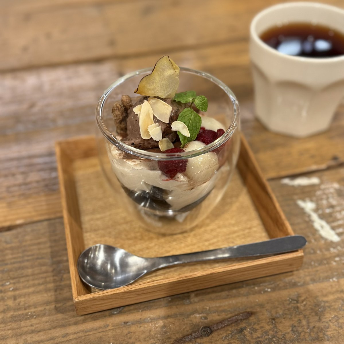 東京・大手町
実身美

ビジネス街にあるので、
サラリーマンやビジネスウーマン
（で良いのかな？）の方々も多い印象。

鶏の唐揚げの梅トマト大根おろしが
優しいお味でとても美味しい。
季節のカカオとラズベリーの豆乳パフェも。

チケットを持っていたので、
ようやく使うことが出来ました🎫✨