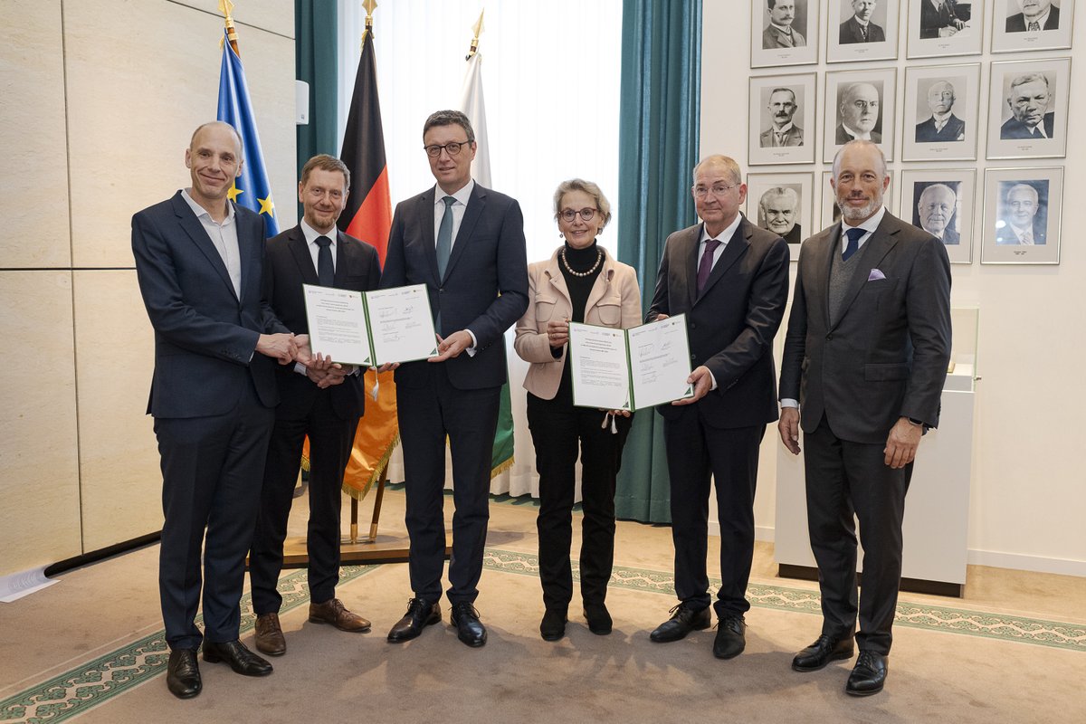Michael Kretschmer (@mpkretschmer) on Twitter photo Sachsen ist in der Medizin- & #Biotechnologie ein Kompetenzzentrum mit weltweiter Strahlkraft. 40 Millionen Euro investieren die #BoehringerIngelheimStiftung, der Freistaat Sachsen, die <a href="/tudresden_de/">TU Dresden</a> & die #MaxPlanck Gesellschaft in den Aufbau eines Forschungsprogramms zur Sachsen ist in der Medizin- & #Biotechnologie ein Kompetenzzentrum mit weltweiter Strahlkraft. 40 Millionen Euro investieren die #BoehringerIngelheimStiftung, der Freistaat Sachsen, die <a href="/tudresden_de/">TU Dresden</a> & die #MaxPlanck Gesellschaft in den Aufbau eines Forschungsprogramms zur