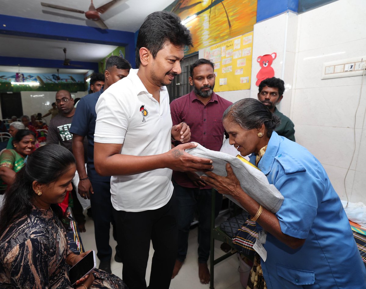 Udhaystalin's tweet photo. நம்முடைய பிறந்த நாளான இன்று, #ChepaukTriplicane தொகுதி, இராயப்பேட்டை டி.டி.கே சாலையில் செயல்பட்டு வரும் பெருநகர சென்னை மாநகராட்சி நகர்ப்புற வீடற்றோர் காப்பகத்தில் தங்கியுள்ள, மூத்த குடிமக்களுடன் சேர்ந்து கேக் வெட்டி மகிழ்ந்தோம். அவர்களின் வாழ்த்துகளை பெற்றோம்.  அங்கு தங்கியுள்ளோருக்கு உடை, உலர் பழங்கள்  உள்ளிட்ட பொருட்கள் அடங்கிய தொகுப்பினை வழங்கினோம். அவர்களுக்கு என் அன்பும், நன்றியும். @nchitrarasu