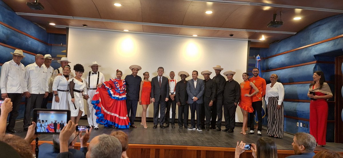 Ruthrodriguezh's tweet image. En @FUNGLODE con la presencia de su idelógo el Dr. @LeonelFernandez🇩🇴  

26 de noviembre.
DÍA NACIONAL DEL MERENGUE

La revista GLOBAL pone a circular n° 104 dedicada a la MÚSICA NACIONAL. 

Catalogada por expertos como la mejor publicación del país. 
GLOBAL: #OrgulloDominicano