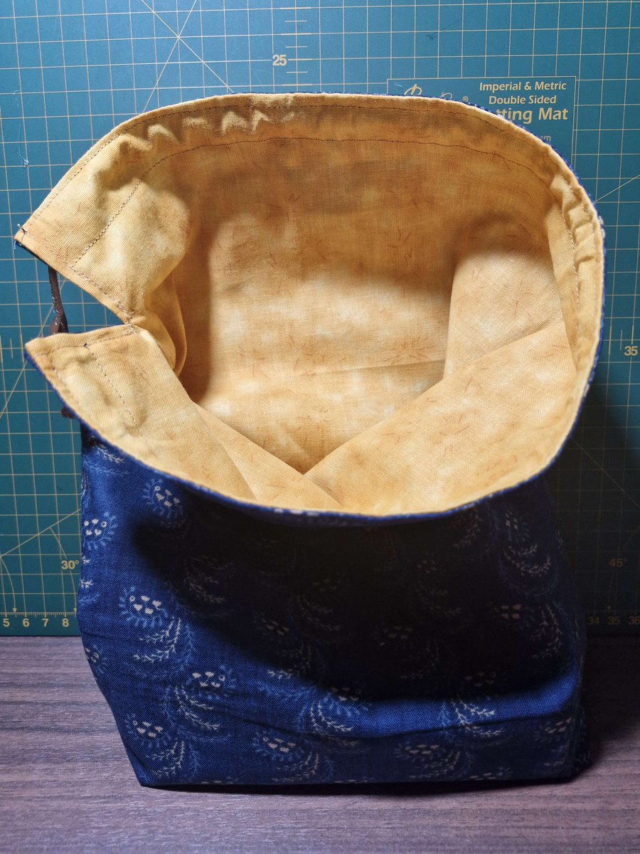 Ranyaella_'s tweet photo. A new week means more dice bags! This time is one of two for myself. Probably a little overkill on the size since these are meant to carry character specific dice but ah well, just means more room for more dice, right? ;)
#NerdSewing #dicebag #DnDCrafts https://t.co/UPLornfxN4