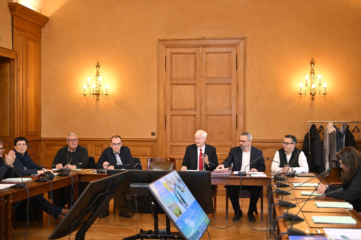 Le comité syndical de #SartheNumérique s’est réuni aujourd'hui sous la présidence de Dominique Le Mèner, Président du Conseil départemental.

Les élus ont évoqué la fermeture commerciale par Orange des services de télécommunications sur le réseau téléphonique cuivre, sur