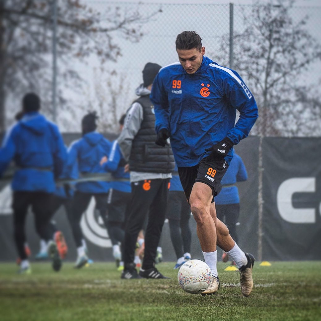 dorianbabunski's tweet photo. Training ⚽️💪 https://t.co/ySwpFZkjz2
