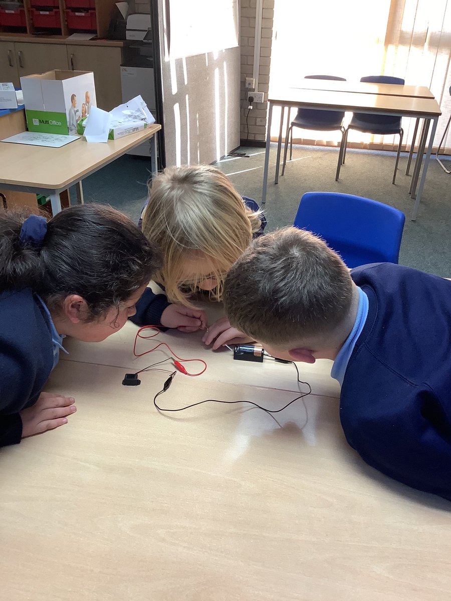 MrGrovesY4's tweet photo. Y4 can use a paper clip as a switch in a circuit #GPSScience (1/2) 🔋 https://t.co/zQGBkD92cS
