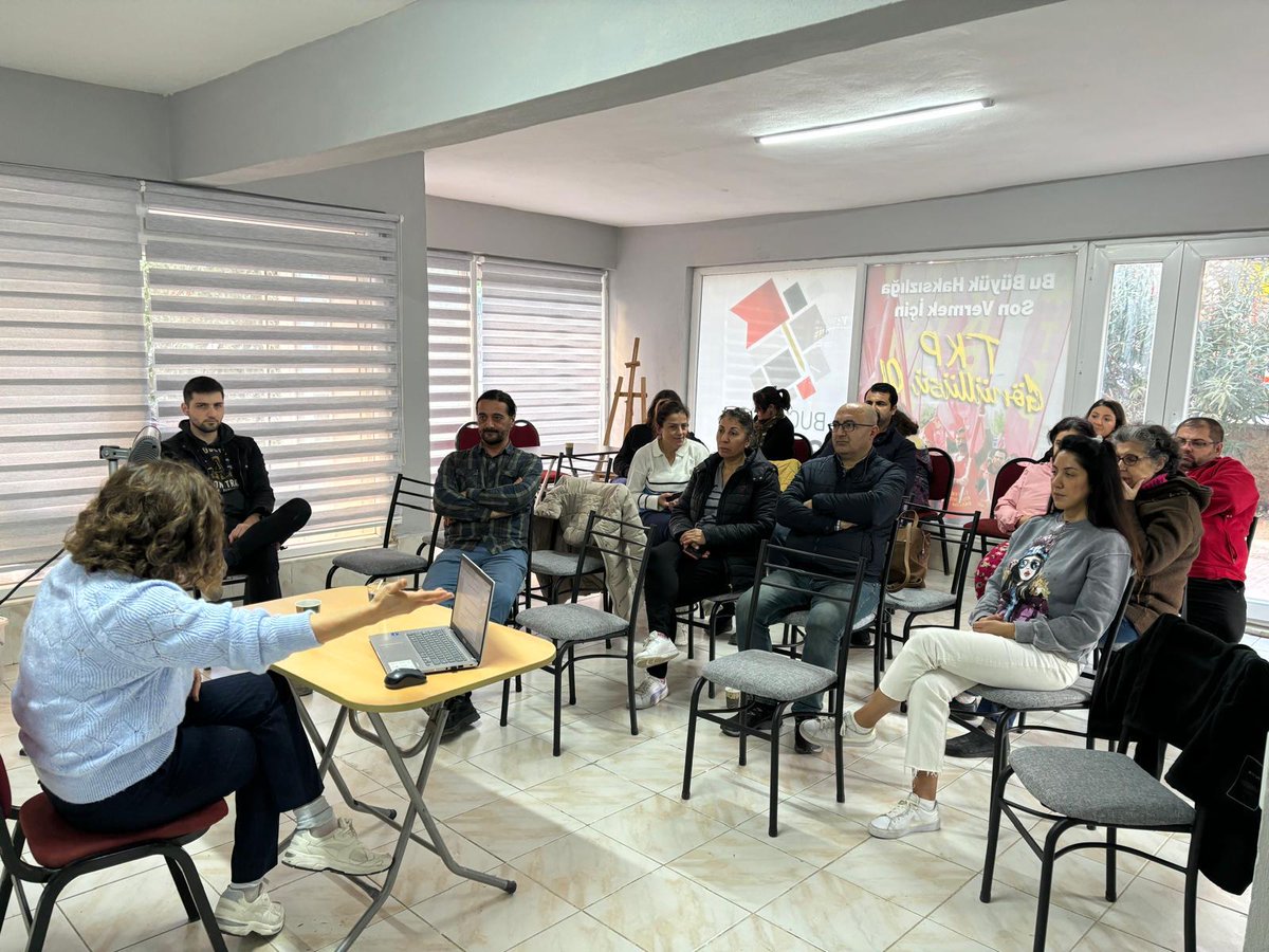 KoopBuca's tweet photo. Komşularımızla çocuklarda bağımlılığı anlamak üzerinde panelimizi gerçekleştirdik. Bağımlılık işaretlerinin neler olduğunu, nasıl engellenebileceklerini tartıştık. Bu bağımlılıkların sistemsel nedenlerinden bahsettik. Çocuklarımızın geleceği sosyalizm ile kurtulacak! 🚩
#bucakoop https://t.co/TcuNCAIdu1