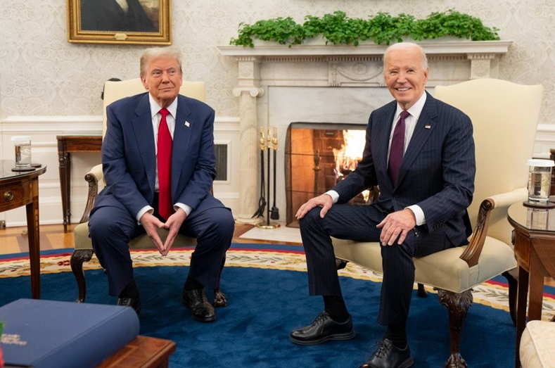 ElectionTime_'s tweet image. TRUMP IS 24% MORE POPULAR THAN BIDEN
🟥Trump Favorability (+8)
Favorable 54%
Unfavorable 46%
🟦Biden Favorability (-16%)
Disapprove 52%
Approve 36%
Neutral 12%
Emerson College | November 20-22 | n=1,000