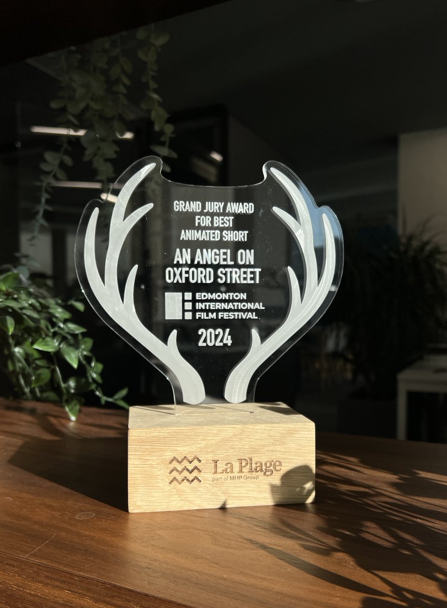 Swordfish_Works's tweet photo. We love this #award that we made for creative agency, @laplagelondon @antonioyotsov
For animated film "An Angel on Oxford Street" 

The award is 5mm clear acrylic raster engraved to create the frosty effect. The base is solid oak, with logo raster engraved.

#lasercuttinglondon https://t.co/Qb8MalIRQI