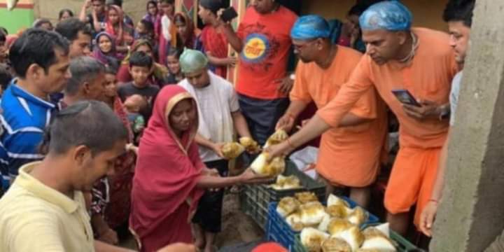 will_seaborn's tweet photo. Iskcon provided food for Bangladeshi Muslims during flood. 

And in return, Bangladesh seeks a ban on Iskcon by declaring it as a fundamentalist organisation. https://t.co/pZ6iC4xoNE
