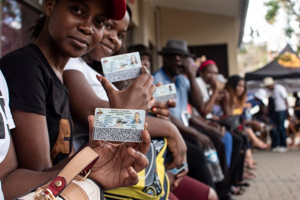 flashfmrw's tweet photo. Abanya #Namibia baramukiye mu matora ya perezida usimbura nyakwigendera Hage #Geingob, ariko amakuru aravuga ko ishyaka risanzwe k'ubutegetsi #SWAPO rishobora gutsindwa aya matora kuko urubyiruko rurakajwe n'ubushomeri bwugarije igihugu https://t.co/V5ujNex3UN