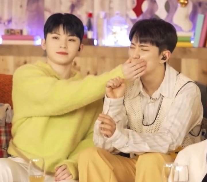 ujicentric's tweet image. literally them…u dont get it…the hand has to be pinching