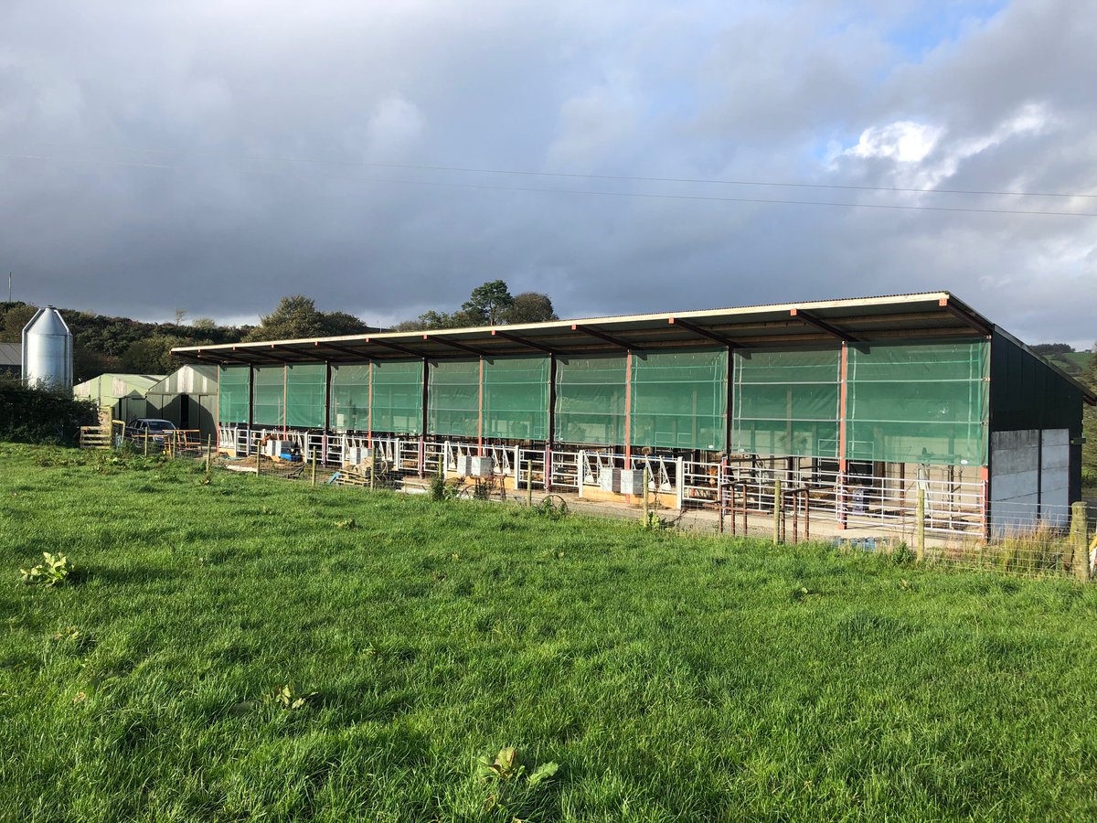 ClonmelCovers's tweet image. 11 of our 8ft  Easyfit windbreakers in a row on a shed in Northern Ireland. #MadeToLast #IrishFarming