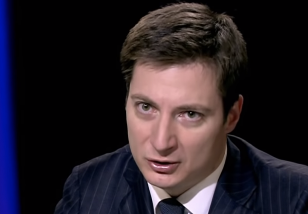 CostinAndriess's tweet photo. Andrei Caramitru:
"Daca pierdem directia pro-vestica prin alegerea lui CG, efectul economic va fi absolut devastator si imediat, instant.

Deci
- noi acum incasam cam 6-8% din PIB pe an din investitii straine, fonduri europene si imprumuturi externe. Bani straini care intra nu ies. TOATE sursele astea vor disparea subit

- anual trebuie sa refinantam o parte din datoria existenta, care e de 54% din PIB, cam 5-8% din PIB in plus care trebuie renegociati.

- sunt zeci de miliarde de RON in bancile din Romania. Daca va fi un soc - oamenii ii vor schimba in EUR sau USD rapid; si multi din banii astia vor fi scosi din economie vor fi trimisi in alte tari ca sa fie safe.

Pe cifrele astea - socul CG ar fi mai mare decat socul economic din 2008. Atunci a fost o problema externa, acum ne facem noi singuri praf de nebuni. Deci scenariul economic e asa :

- PIB minus 8%
- RON se devalorizeaza cu 25%
- 1 milion de locuri de munca pierdute
- toate santierele de autostrazi, drumuri - tot oprit.
Asta in primele 6 luni. Si vor fi obligati sa aduca FMI, nu exista alta optiune (decat daca merg sa se finanteze de la China). Scenariile sunt urmatoarele:
- FMI ar pune niste conditii hiper brutale - populatia va suferi absolut ingrozitor. Ca de ce ar fi soft cu un guvern si presedinte de nebuni?

- China va da banii POATE (probabil mai putini decat avem nevoie) - dar cu conditia sa le vindem absolut tot - gazele, portul, aeroporturile, absolut tot. Atunci devenim in mod real colonie - colonie Chino-Ruseasca. Apropo se suveranism.

Va rog eu frumos. Distribuiti asta. Trebuie sa inteleaga lumea ce se va intampla daca voteaza aiurea. Primii afectati sunt oamenii simpli care muncesc - fix votantii CG - cei bogati vor apasa in primele minute butoanele sa isi extraga banii, aia o sa fie ok nu va faceti griji pentru ei.

Chiar vrem sa ne facem sepukku sa ne sinu/cidem doar ca suntem frustrati? In loc sa facem curat in casa, sa ne organizam intre noi - ne dam singuri foc la singura casa pe care o avem - ca sa ajungem dupa sa dormim in cort langa groapa de gunoi de langa sat si sa mancam râme? De ce? Ca avem nervi si ca vrem sa fim "suverani"????

Hai sa nu fim tampiti. Va rog frumos. Distribuiti, vorbiti in jur cu oamenii. Cei care sunt manageri sau sefi de firme - explicati angajatilor ca se inchide sandramaua daca votam aiurea, ca nu vor mai exista joburi, ca ne ducem in cap.

Si vorbiti fiecare cu cineva care nu a votat in turul 1 sa vina la vot. inclusiv la parlamentare. si cu cineva care a votat alt candidat (ciuca, ciolacu, kelemen, simion, nu conteaza) sa ii convingeti sa voteze cum trebuie in turul 2."