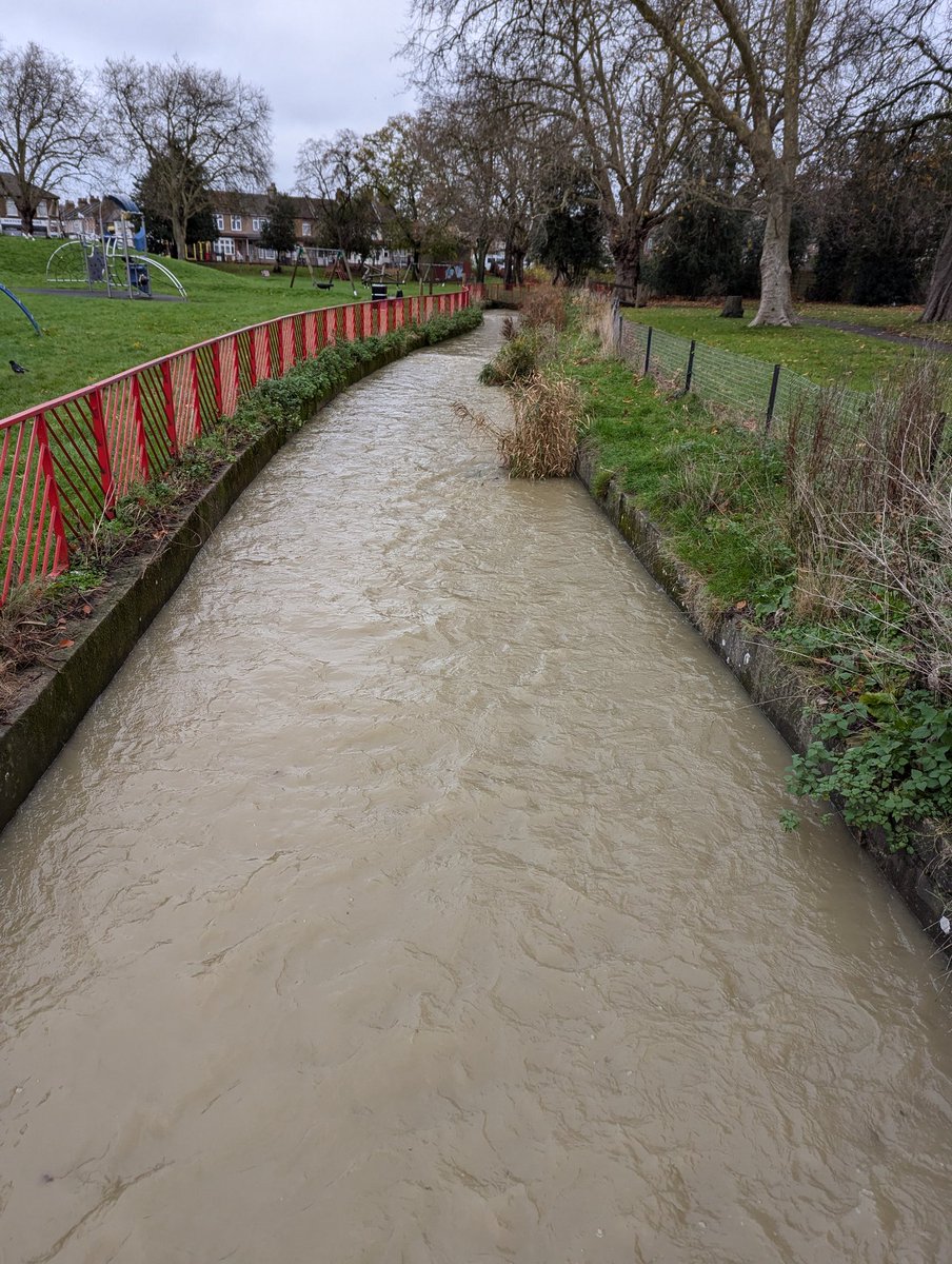 YourRBI's tweet photo. Out today with @SPUG123 and @EnvAgencySE discussing solutions to pollution in South Park lake. A quick walk following Seven Kings Water upstream revealed some clear sources to the high sediment loads entering the lake! (pictures in downstream to upstream order) #RBICP https://t.co/q491b3EBQd