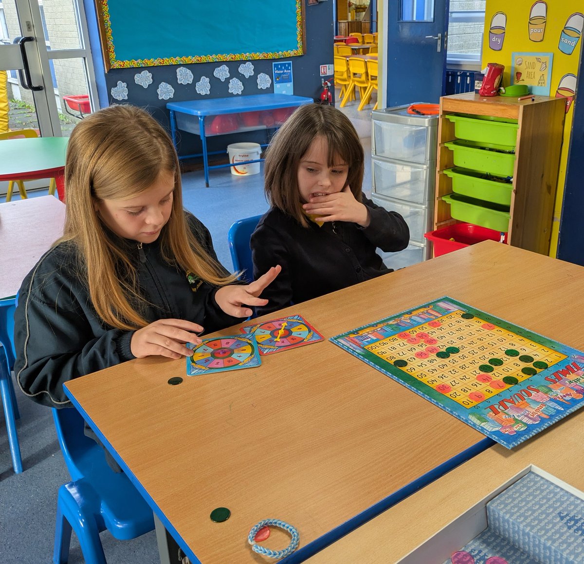 mulgrew_ciara's tweet image. @KnocknagoneyPS pupils are really enjoying their #Time2Count sessions thanks to their lovely #volunteer from @Economy_NI They&apos;re gaining so much confidence when they can figure out answers independently &amp;amp; are ready for a new challenge! #MakingMathsFun ♥️🧮♥️ @bitcni