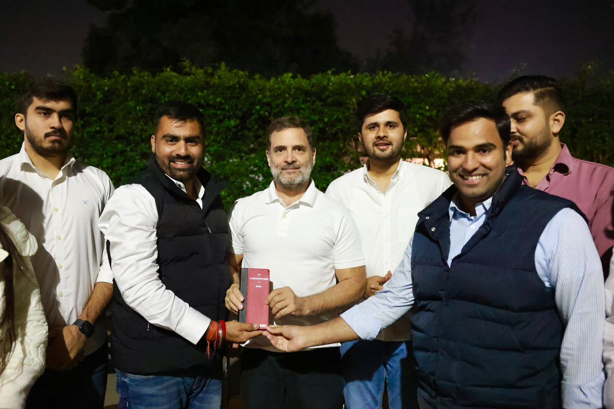 varunchoudhary2's tweet photo. Met LoP @RahulGandhi Ji with our DUSU Panel.

This victory reflects the connection DU students felt with the issues Rahul Ji and @nsui have raised—fee hikes, women safety, corruption in public exams, and reservation policy. 

He has always stood for students and youth! https://t.co/1we5E99k5E