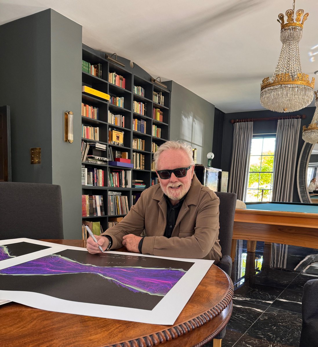 QueenWillRock's tweet image. Earlier this year, Roger worked with @Soundwaves_Art and artist Tim Wakefield to sign a collection of artworks created from the audio recording of "A Kind Of Magic".Roger signed a limited number of prints and all the profits supported one of our favorite organizations…