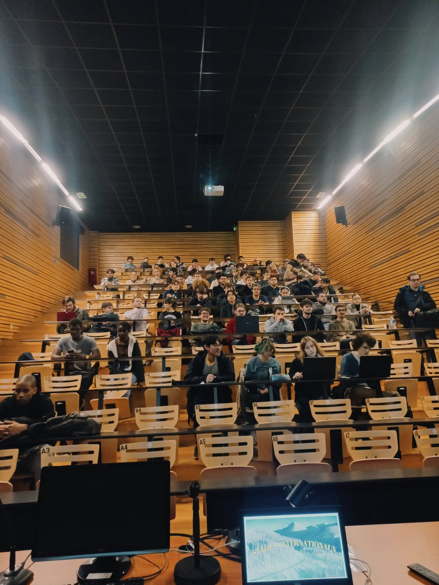 La réunion avec les MMI1 &amp; MMI2 a présenté notre partenariat avec le CEGEP de Saint-Jérôme. L'IUT invite ses étudiants à enrichir leurs pratiques via une mobilité internationale au Canada, renforçant les liens France-Québec. 🇫🇷🇨🇦

#CEGEP #Canada #Québec #MobilitéInternationale