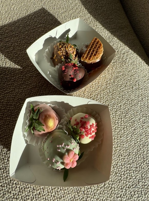 Which one would you snack on? left or right? 😜🍒🧁