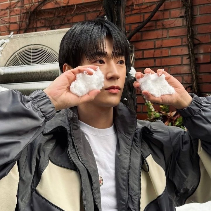 자려다가 계속 빤히보는중