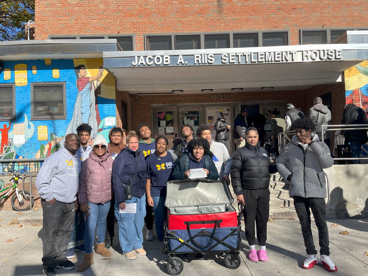 Riis_Settlement's tweet image. During our recent Fall Family Feast, we served an incredible 1,181 meals in just 4 hrs at our QB & Ravenswood community centers! Thanks to the 160+ volunteers who supported our event from the Riis staff, participants, & board members, as well as the incredible volunteers tagged👇