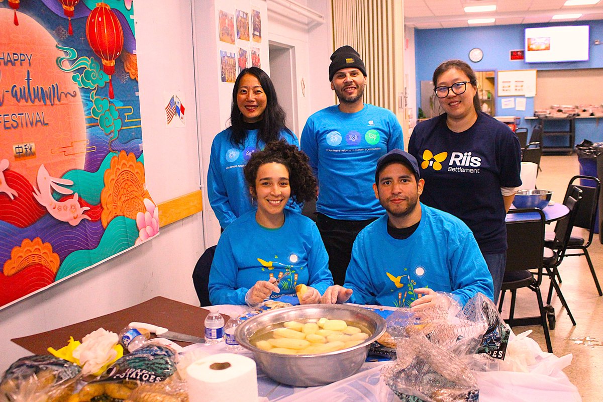 Riis_Settlement's tweet image. During our recent Fall Family Feast, we served an incredible 1,181 meals in just 4 hrs at our QB & Ravenswood community centers! Thanks to the 160+ volunteers who supported our event from the Riis staff, participants, & board members, as well as the incredible volunteers tagged👇