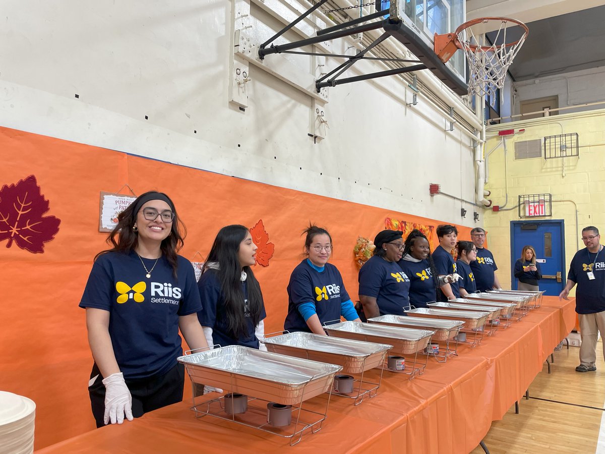 Riis_Settlement's tweet image. During our recent Fall Family Feast, we served an incredible 1,181 meals in just 4 hrs at our QB & Ravenswood community centers! Thanks to the 160+ volunteers who supported our event from the Riis staff, participants, & board members, as well as the incredible volunteers tagged👇
