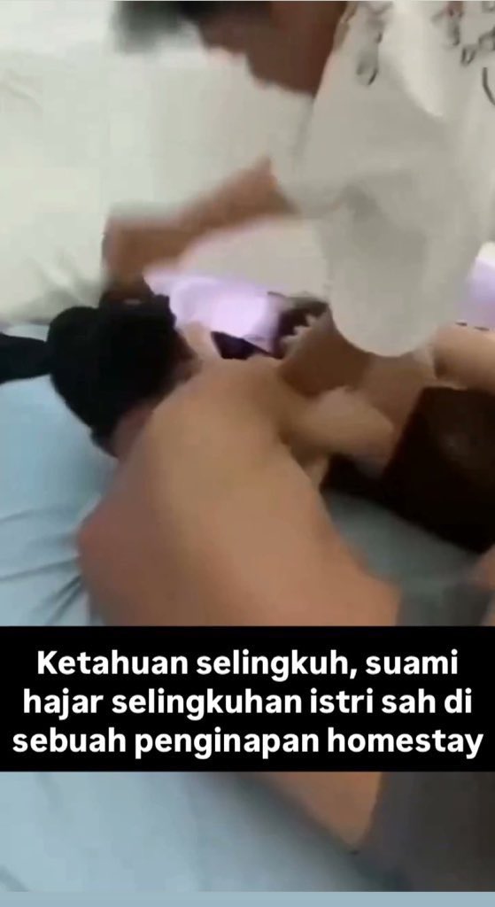 Suami hajar selingkuhan istrinya ketika ketahuan ngen tiao di sebuah homestay

PUAS BGTT LIAT VIDEO NYA 🫵🏻😭