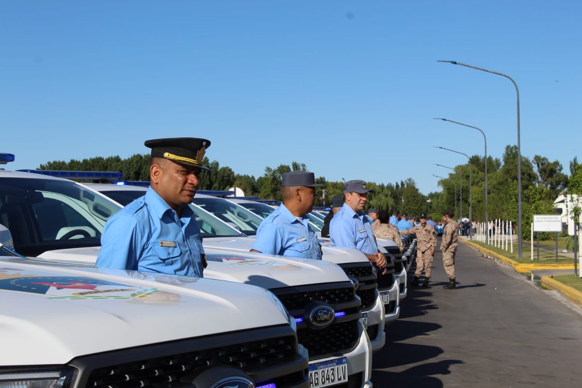 BermudezNQN's tweet photo. El gobierno de la Provincia de Neuquén le entregó a nuestra Policía, más de 240 unidades de motos, automóviles, camionetas    Pick up y camiones.
Una inversión histórica de 15 millones de dólares. 
Felicitaciones al Señor gobernador y a todo su equipo. https://t.co/caArzdqF6V