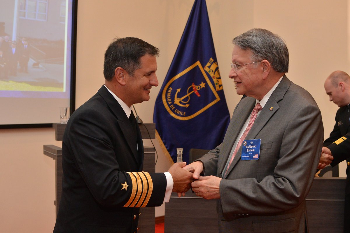NavalWarCollege's tweet image. #FairWinds &amp;amp; #FollowingSeas to Adm. Guillermo Barrera, former Cmdr of @FuerzasMilCol Navy &amp;amp; 1st @USNavyCNO Distinguished Int'l Fellow! He retired after 13 years as educator, friend, mentor &amp;amp; leader, inspiring NWC students, staff &amp;amp; faculty. Read here: tinyurl.com/25hsuu6p
