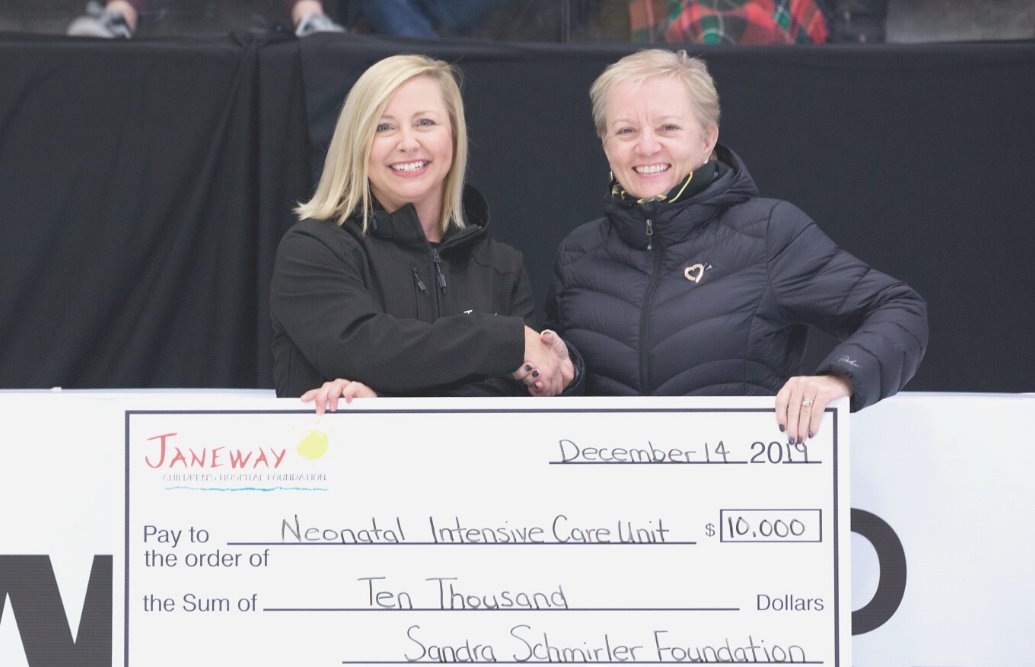 SandraSchmirler's tweet image. The @grandslamcurl is back in #Newfoundland! We’re proud to celebrate $226k+ granted to 🏥 for babies born premature or critically ill.

🌡️ Infant Warmers (Burin)
🔆 Phototherapy (St. John's)
🤱 Fetal Monitors (St. John's)
💉 Infusion Pumps (Corner Brook)

More to come! #GSOC