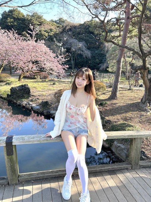 今日は『いいニーハイの日』

yamiちゃんは足も細いから、ニーハイを履くと更に細く長く見えて綺麗だね✨

絶対領域がセクシー過ぎる😻💗

#11月28日
#いいニーハイの日
#yami
#yamily
#推し事
@chanbaekkailu1 https://t.co/CWp6x56GQs