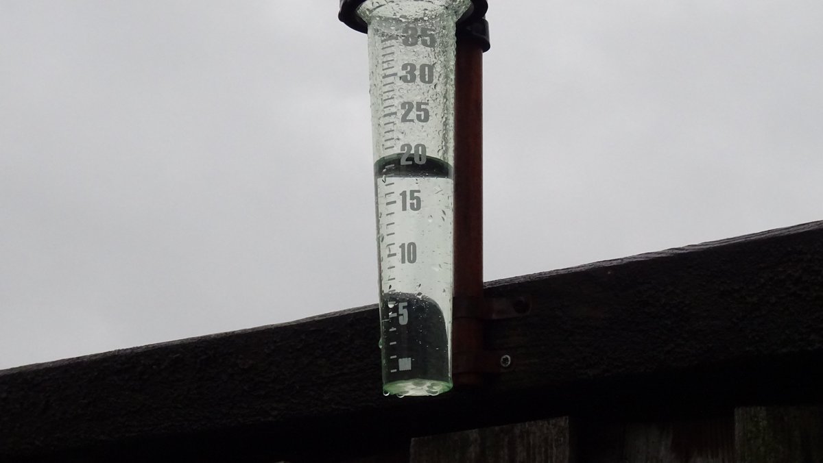 BjT_weer's tweet image. Goedemiddag
@OmropFryslan @lc_nl @weerverteller @weermanrobert @jordiweerman @EdAldus @helgavanleur @weerenradar_nl @RoosmarijnKnol @marcopverhoef @whoebert @Alpenweerman @KNMI
Een kletsnatte dag vandaag door #storm #conall #Heerenveen #Friesland #codeoranje