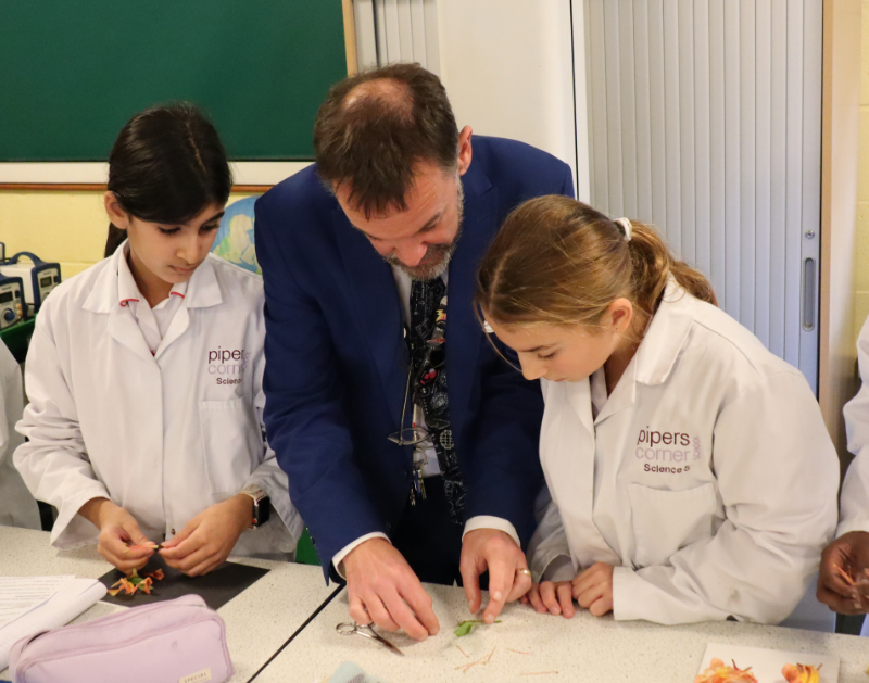 PipersSenior's tweet image. Did you know flowers are the reproductive organs of plants and flowering plants can reproduce sexually? Today, #PipersYear7 explored this in #PipersScience by dissecting flowers, identifying male (pollen) and female (ova) sex cells. Hands-on learning in action! 🌿 #PipersInspire