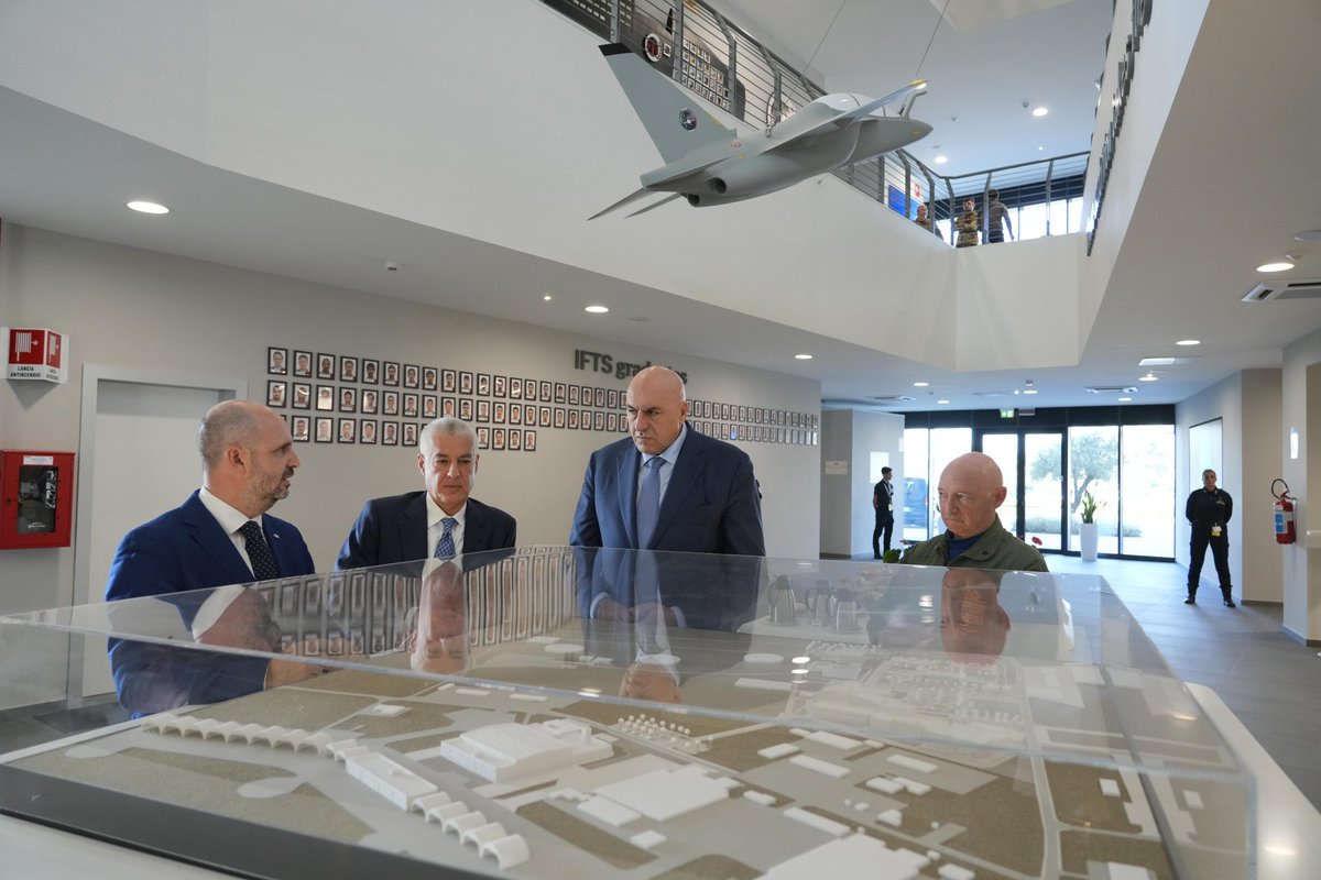 MinisteroDifesa's tweet photo. #Decimomannu (CA) 
“La collaborazione tra #ForzeArmate e industria nazionale, la ricerca di economie di scala e la capacità di operare e addestrarsi insieme ad Alleati e Partner internazionali sono essenziali per affrontare sfide emergenti. Ciò è possibile anche attraverso la creazione di poli addestrativi all’avanguardia, come l’International Flight Training School”. Così Min @GuidoCrosetto in visita alla Scuola di Volo internazionale #IFTS dell'#AeronauticaMilitare 
Leggi la notizia➡️ https://t.co/QhDQDJUs1i