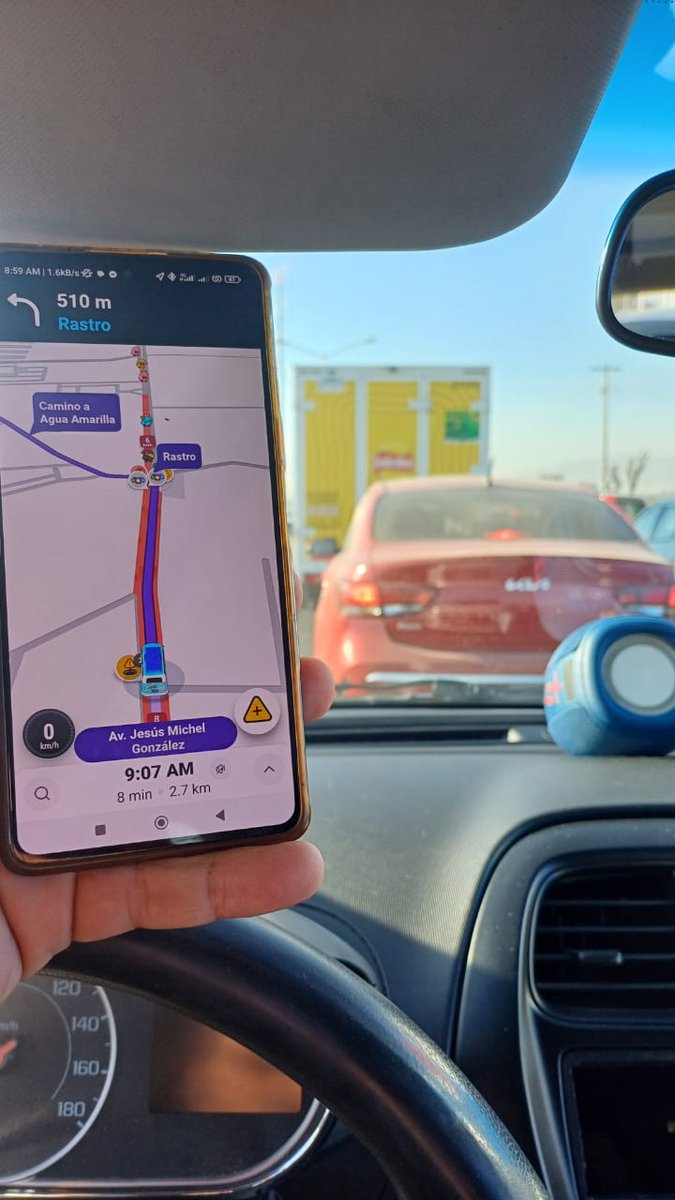 angelsescobar89's tweet photo. @Trafico_ZMG choque en jesus michel gonzales entre rastro y camino agua amarilla , trafico completamente detenido vehiculos que saltan camellón van en sentido contrario PRECAUCIÓN https://t.co/m5FhN5UiQq