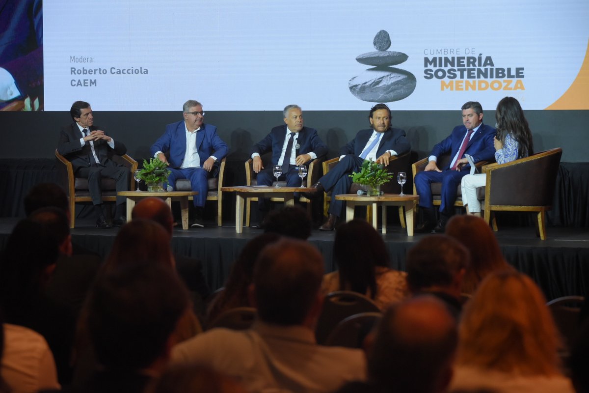 MendozaGobierno's tweet photo. El Gobernador de Mendoza abrió la primera exposición de la Cumbre, junto a los mandatarios de Catamarca, Salta, San Juan y Jujuy. La moderadora fue Alejandra Cardona, directora ejecutiva de la Cámara Argentina de Empresas Mineras.

🔗https://t.co/v26mpxTVwu https://t.co/vTisK6sKqM