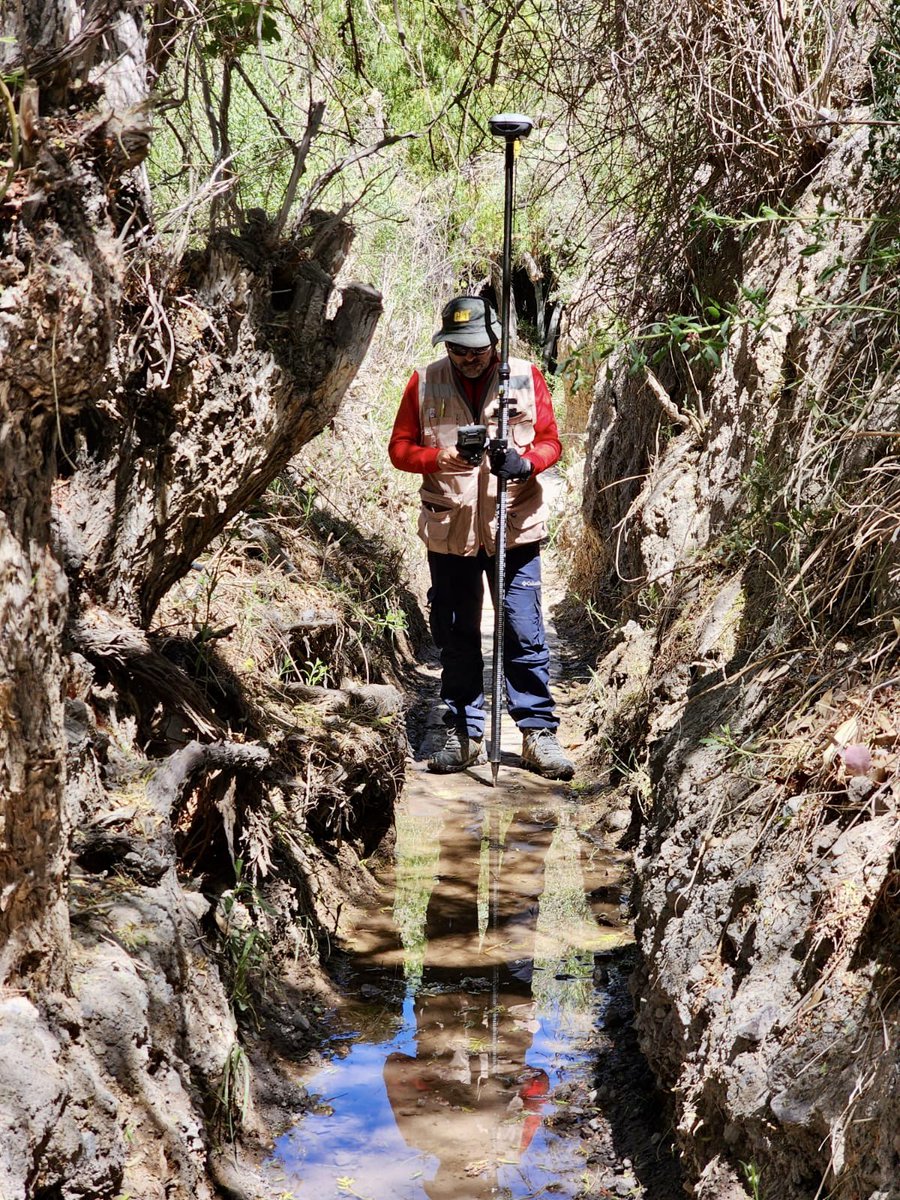📍Nuestro equipo técnico, integrado por Sergio Gutiérrez y Cristian Castillo, realizó una inspección técnica y topográfica de las obras de mejoramiento ejecutadas en el Canal Perales, colaborando estrechamente con su comunidad de aguas.