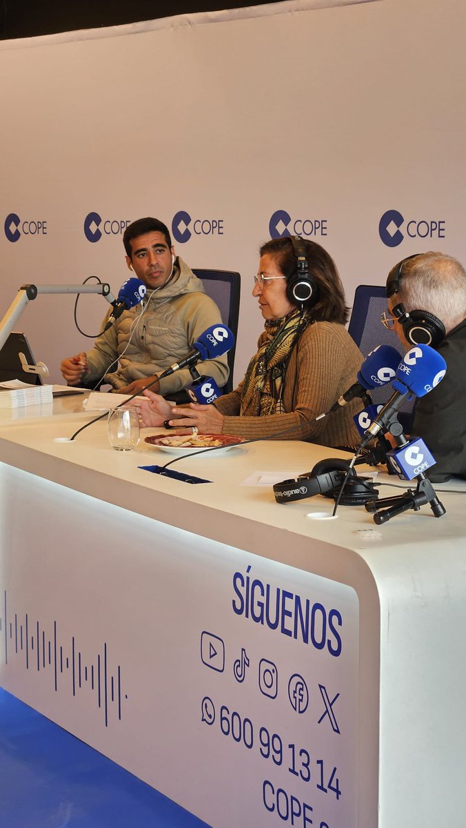 JamonDO_Extrema's tweet photo. 🗣️ Esta mañana, Elena Diéguez Garbayo, presidenta de la D.O.P. Dehesa de Extremadura, ha sido entrevistada por Alberto Herrera en el programa de Carlos Herrera en la COPE, emitido a nivel nacional. 🌿 Más info en nuestra web. #DehesaDeExtremadura https://t.co/m9wM6gBKbR