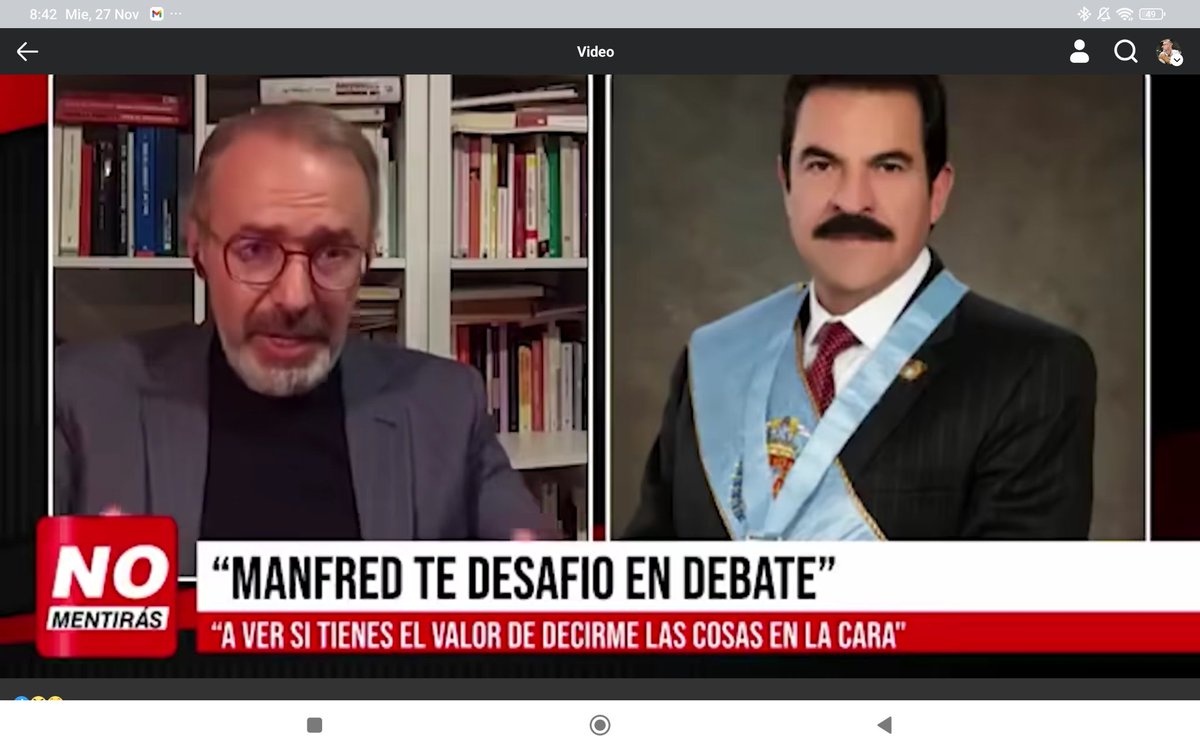 jorgerichter's tweet photo. Oíme Manfred:

Tú no te quieres y no te quisiste nunca. Ahora te haces llamar líder y hablas de una experiencia novedosa en “manejar gente”. Tú no te quieres. Buscas invalidar a todos, como pretendiendo ser el dueño de la frase de Sartre: “el infierno son los otros”. No te quieres. Utilizas adjetivos y desmemoriadamente haces medias referencias. Selectivo en ocultar lo que te condena. Tú no te quieres.

“No hay malas hierbas ni hombres malos, sólo hay malos cultivadores” escribió un Víctor Hugo inmortal, tú solo estás mal cultivado. No te quisiste. 

Hoy hablas del país, de que solo tú sabes como terminar con la crisis y traernos la felicidad eterna. Bueno, discutámoslo, debate se llama. Yo tengo un imaginario trabajado desde hace ya un tiempo largo del país que debemos construir. Vamos, solo necesitas algo de valor y animarte, sentados en un set de televisión, frente a frente, no es difícil. Al principio te asustarás un poco, sentirás indefensión, luces que agobian, ojos que juzgan del otro lado, pero después te irás soltando y podrás hablar, y hasta quizás pensar.

¿Aceptarás? A quien le pregunto dice que no. Y no es como dijo la periodista, “él es candidato y usted no, y va bien en las encuestas”. No, si hoy no hay más que precandidatos anunciados. Además debes saber tú que el país tiene entonces más de siete millones de posibles candidatos. Cualquiera de nosotros puede serlo. Eso sí, el que quiere, tiene que sostener lo que dice. Se ha engañado tanto a nuestro pueblo con falsedades electorales que es bueno cruzar lo que cada uno ha construido como soluciones posibles. A medida que pasa el tiempo, dejo de sospechar y me convenzo de que tú estás entre esos que utilizan falsedades electorales para hacerse del poder, pero es mejor conversarlo en un debate.

Me dicen que rehuirás al encuentro con argumentos que pronto te escribirán, coincido con ellos, no irás al acto democrático porque no te quisiste nunca y estás mal cultivado. Igual, este desafío democrático y civilizado, ya lo tienes sobre tu escritorio, eso sí: tienes que engrasar los ejes para que no chirríen. Sabes algo, unos dicen que será un alivio y otros que llorarán. Tú, que no te quieres y no te quisiste nunca, ya conoces la respuesta.