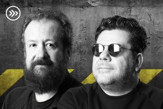 elartur22's tweet image. #PoderososViejosSabrosos - Saludos! @ruleiro y @eltalcha 👋🏼. Igual y podría sonar “I’m Too Sexy” de Right Said Fred, quedaría de lujo 👌🏼