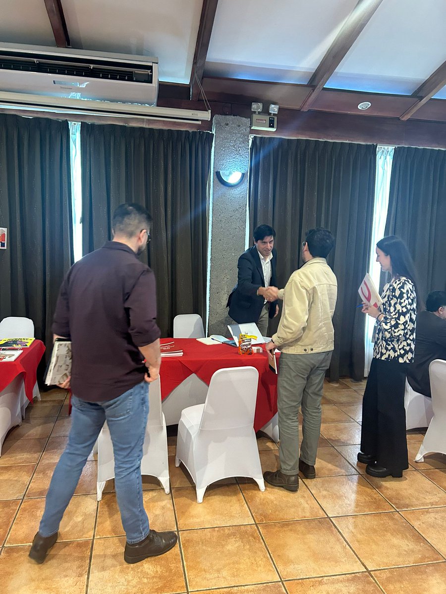 📢EUNSA en Costa Rica 
Nuestro director, Javier Balibrea, se ha reunido en San José con librerías, universidades y distribuidores interesados en el fondo editorial de EUNSA.  
Organiza la Federación de Gremios de Editores de España (<a href="/FGEEenlinea/">FEDERACIÓN EDITORES</a>), con la colaboración de <a href="/ICEX_/">ICEX</a>