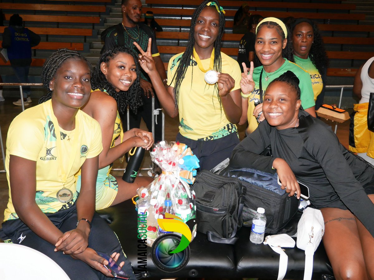 CassiusWatson's tweet photo. #PictureThis 📸: The "thrill of victory" after the @netballjamaica 'Sunshine Girls' defeat the @englandnetball Roses to claim the Horizon Series.
#newsandnotes #horizonseries #sunshinegirls #englandroses #Netball #Jamaican #newshound #Jamaica #jamaicasocial https://t.co/G3lRB4YS0z