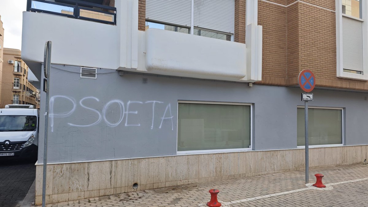 Jsa_AlmeriaCep's tweet photo. ❌ Condenamos rotundamente el ataque sufrido en la sede de nuestros compañeros de El Ejido ❌

Quienes salen con este objetivo. lo hacen alentados por el clima de odio de la derecha y la extrema derecha.

No podemos permitir que el odio siga creciendo ‼️#NoPasarán https://t.co/7muXrR6jOv
