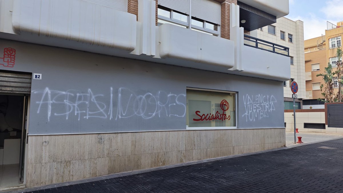 Jsa_AlmeriaCep's tweet photo. ❌ Condenamos rotundamente el ataque sufrido en la sede de nuestros compañeros de El Ejido ❌

Quienes salen con este objetivo. lo hacen alentados por el clima de odio de la derecha y la extrema derecha.

No podemos permitir que el odio siga creciendo ‼️#NoPasarán https://t.co/7muXrR6jOv
